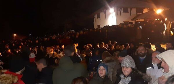 Величанствен призор у Ђурђевим Ступовима: Више од 5.000 верника на молебану /фото/ - Sputnik Србија