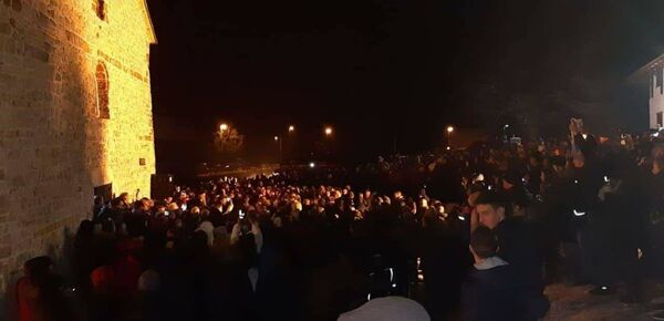 Величанствен призор у Ђурђевим Ступовима: Више од 5.000 верника на молебану /фото/ - Sputnik Србија