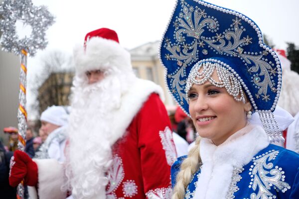 Deda Mraz i njegova pomoćnica Snjeguročka u Krasnodaru u Rusiji. - Sputnik Srbija
