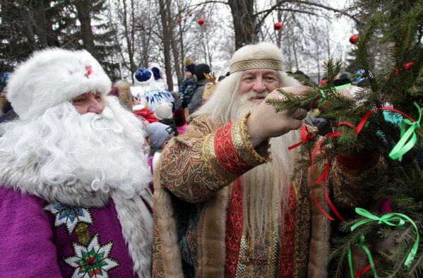 Удмуртски Деда Мраз, Тол Бабај (лево), са још једним фиктивним ликом. - Sputnik Србија