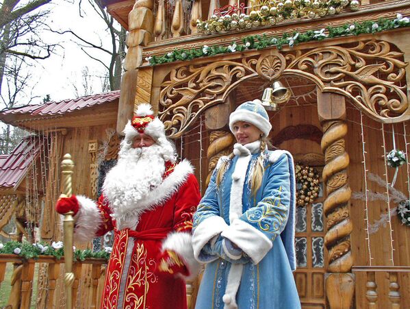 Beloruski Deda Mraz sa Snjeguročkom u Bjalovješkoj šumi. - Sputnik Srbija