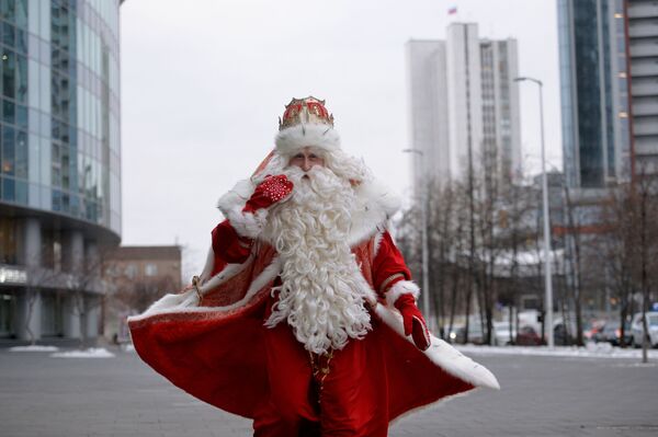 Сверски лик Деда Мраза у урбаном окружењу у Јекатернбургу. - Sputnik Србија
