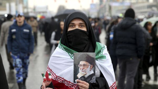 Iranskaя ženщina s portretom Vыsšego rukovoditelя stranы Ali Hamenei vo vremя meropriяtiй po slučaю prazdnovaniя 40-й godovщinы islamskoй revolюcii v Tegerane - Sputnik Srbija