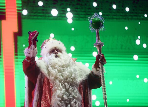 Sveruski Deda Mraz iz Velikog Ustjuga na festivalu skulptura „Ledena Moskva. U krugu porodice“ u Moskvi. - Sputnik Srbija