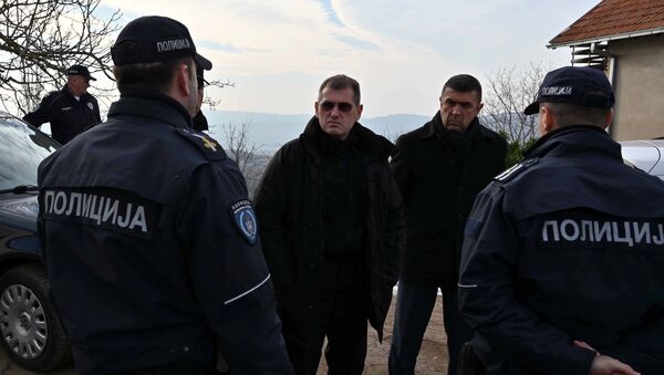Директор полиције са колегама који учествују у потрази за Малчанским берберином - Sputnik Србија