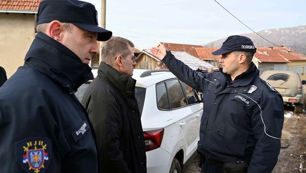 Vladimir Rebić sa pripadnicima policije koji učestvuju u potrazi za Malčanskim berberinom - Sputnik Srbija