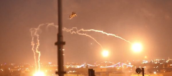 A US Apache attack helicopter fires flares while on patrol in Baghdad, Iraq, following an attempt by protesters to gain entry to the US embassy - Sputnik Србија