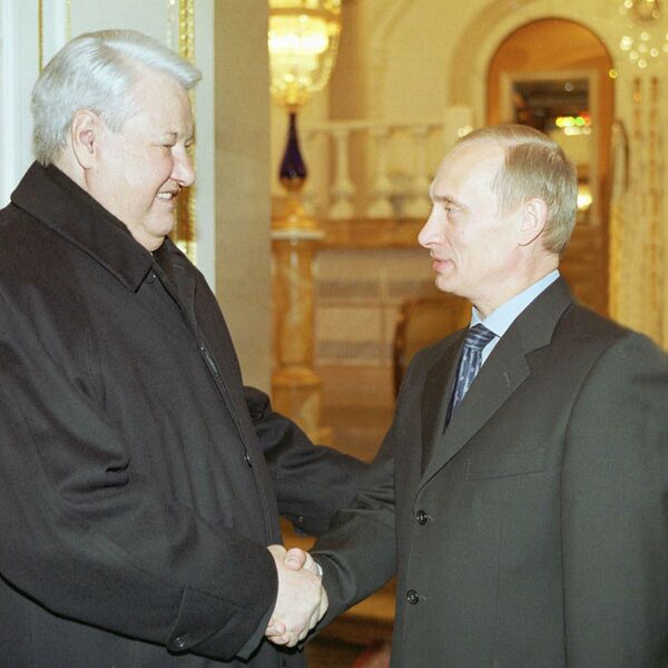 Фотографија Владимира Путина и Бориса Јељцина уочи Нове године, 31. децембар 2000. године. - Sputnik Србија
