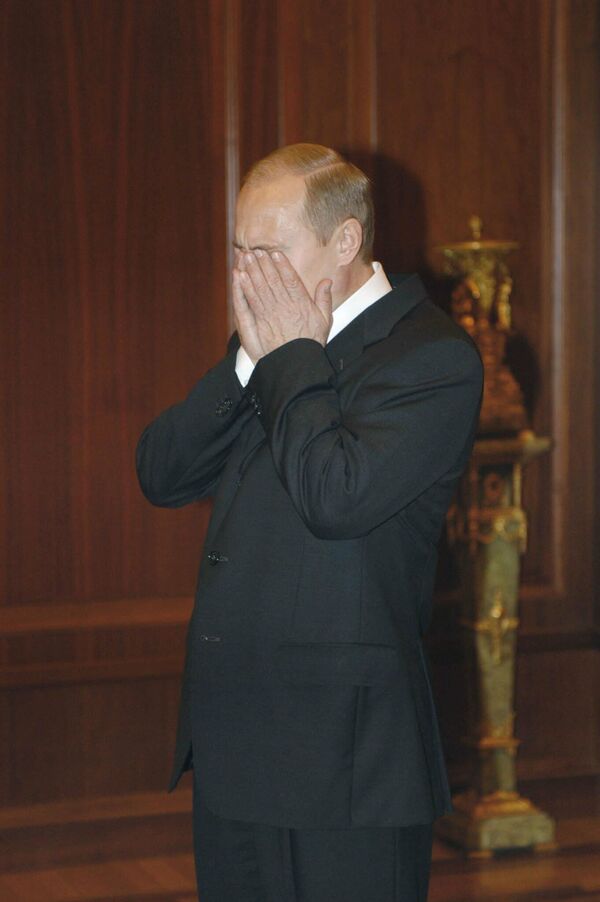 Putin u trenutku kada je dobio vest da su teroristi uzeli taoce u Dubrovci, 2002 godina - Sputnik Srbija
