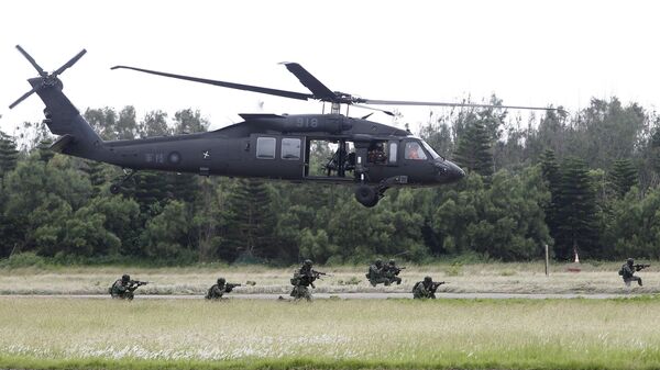 Vojnici specijalnih snaga Tajvana izlaze iz helikoptera UH-60Blek houk na vojnim vežbama u Tajvanu - Sputnik Srbija