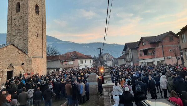 Окупљени народ испред цркве у Бијелом Пољу 2. јануара 2020. године  - Sputnik Србија