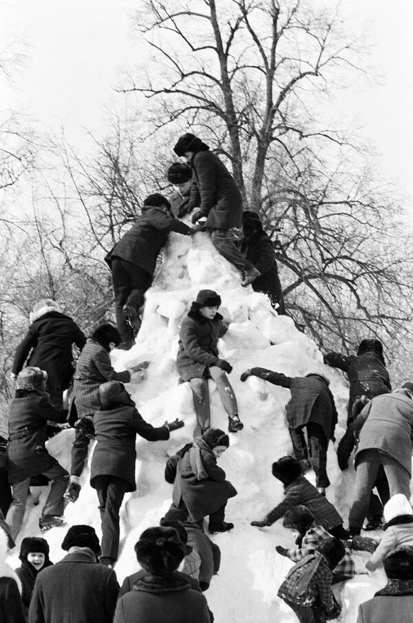 Deca se penju na snežni tobogan tokom raspusta, 1979. - Sputnik Srbija