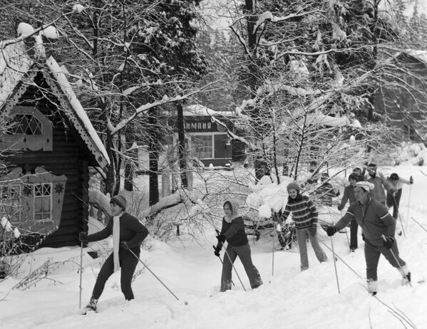 Deca skijaju u zimskom kampu zdravlja, 1979. - Sputnik Srbija