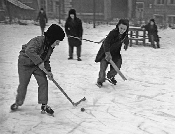 Moskovska deca igraju hokej u dvorištu svoje kuće, 1959. - Sputnik Srbija