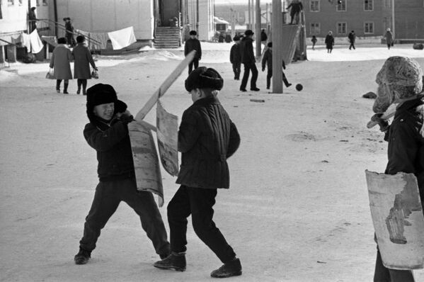 Дечаци се играју у дворишту једног од стамбених подручја града Иакутск, 1973. - Sputnik Србија