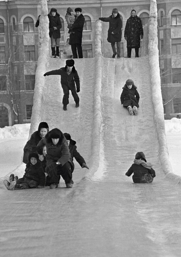 Deca se spuštaju niz tobogan u gradu Permu, 1973. - Sputnik Srbija