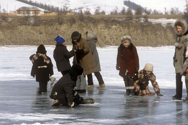 Deca sela Bajkalskoje igraju se na ledu Bajkalskog jezera, 1988.  - Sputnik Srbija