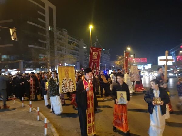 Crna Gora na nogama: Desetine hiljada ljudi pratilo mitropolita Amfilohija /video/ Crna Gora na nogama: Desetine hiljada ljudi pratilo mitropolita Amfilohija /video/ - Sputnik Srbija