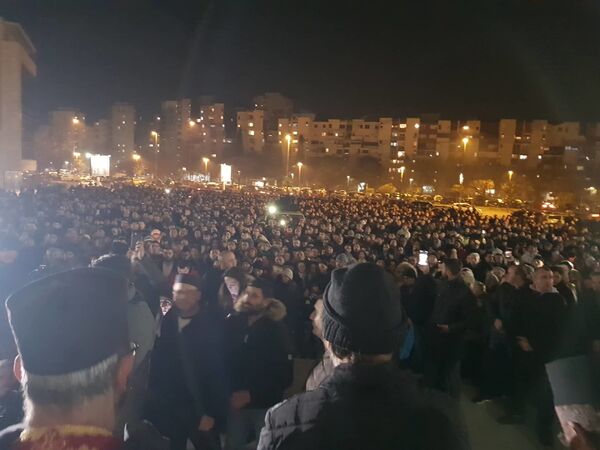 Митрополит Амфилохије проповеда, народ понавља: Одричемо се безакоња! /видео/ Митрополит Амфилохије проповеда, народ понавља: Одричемо се безакоња! /видео/ - Sputnik Србија
