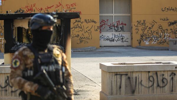Pripadnik iračkih protivterorističkih snaga ispred ambasade SAD u Bagdadu. - Sputnik Srbija