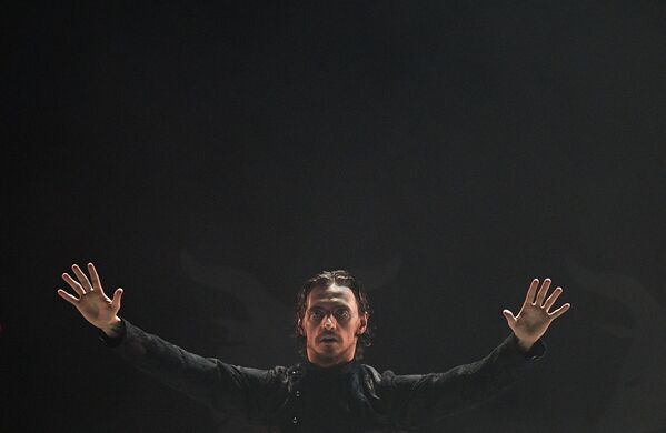 Сергеј Полуњин као Распућин у сцени из балета „Распућин“ у луксузном селу Барвиха. - Sputnik Србија