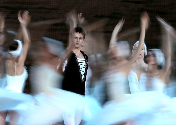 Glumci Novosibirskog baletskog teatra tokom probe predstave „Labudovo jezero“ u Boljšoj teatru u Moskvi. - Sputnik Srbija