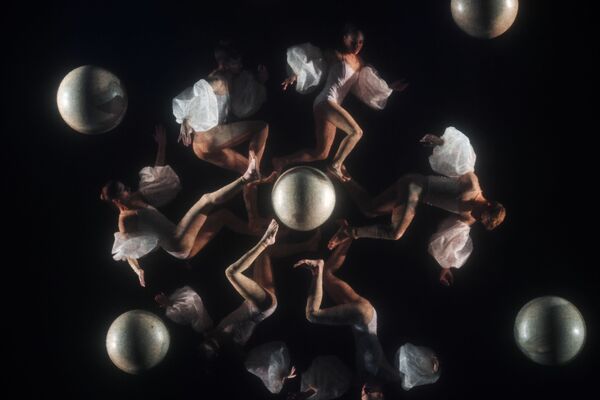 Baletski plesači italijanskog pozorišta „No graviti“ u sceni iz predstave „Leonardo“ u okviru Festivala umetnosti „Inspiracija“ u Moskvi. - Sputnik Srbija