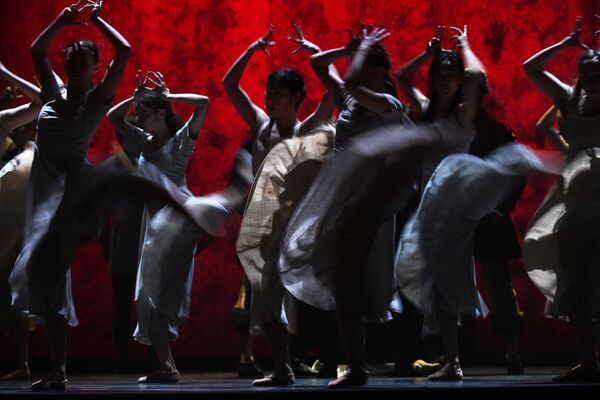 Baletski plesači u sceni iz predstave „Žizela“ na novoj pozornici Boljšog teatra u Moskvi. - Sputnik Srbija