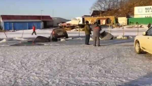 Automobili propali kroz led u Vladivostoku - Sputnik Srbija