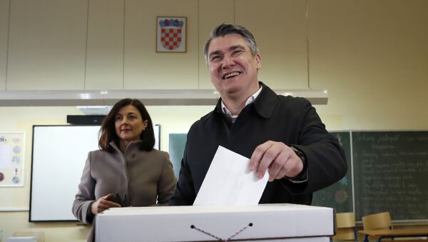 Kandidat za predsednika Hrvatske Zoran Milanović glasa na predsedničkim izborima - Sputnik Srbija