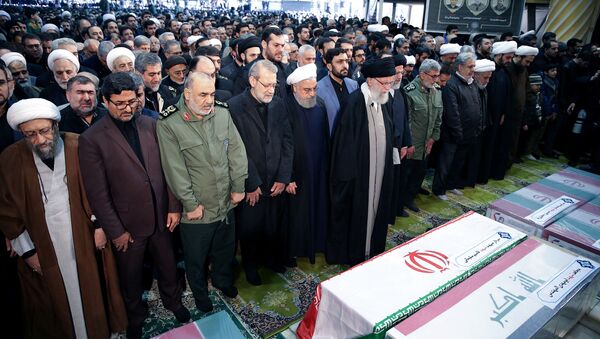 Ирански врховни вођа Ајатолах Али Хамнеј и председник Ирана Хасан Рохани током молитве поред ковчега са телима официра погинулих у америчком ваздушном нападу - Sputnik Србија