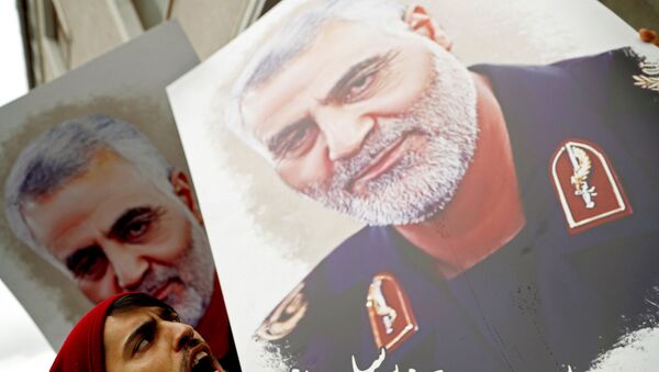 Демонстранти носе фотографије са ликом убијеног иранског генерала Касема Сулејманија испред америчког конзулата у Истанбулу - Sputnik Србија