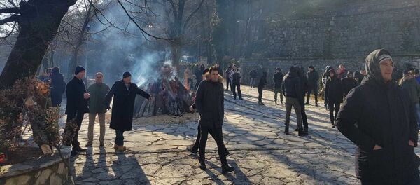 Верници пале бадњак на Цетињу Верници пале бадњак на Цетињу - Sputnik Србија