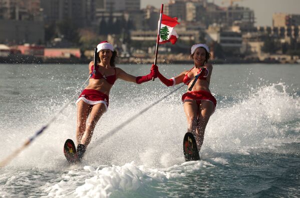 У недостатку снега, може и скијање на води. Либанке у костиму Деда Мраза - Sputnik Србија