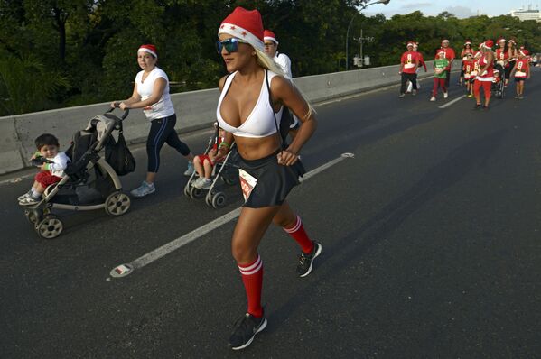Trka Deda Mrazica u Karakasu u Venecueli  - Sputnik Srbija