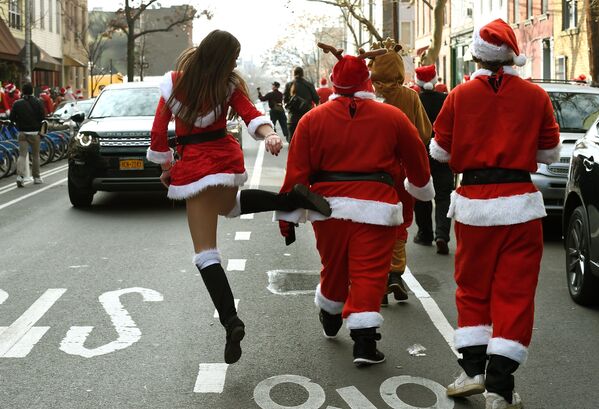 Неке закопчане, а неке разголићене — Деда Мразице се запутиле на параду у бруклиншки парк у Њујорку - Sputnik Србија