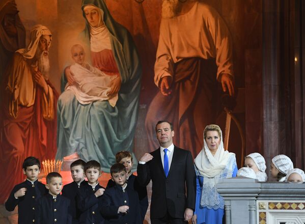 Ruski premijer Dmitrij Medvedev i njegova supruga Svetlana Medvedev tokom božićne liturgije u Hramu Hrista Spasitelja u Moskvi. - Sputnik Srbija