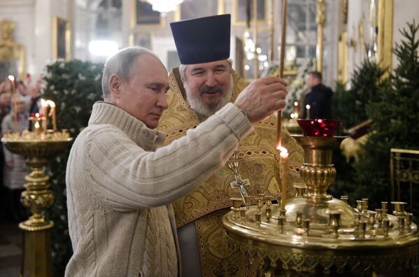 Predsednik Rusije Vladimir Putin tokom božićne liturgije u Preobraženjskom hramu u Sankt Peterburgu. - Sputnik Srbija
