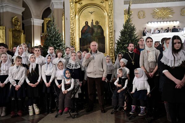 Predsednik Rusije Vladimir Putin tokom božićne liturgije u Preobraženjskom hramu u Sankt Peterburgu. - Sputnik Srbija