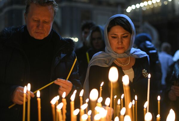 Ljudi tokom božićne liturgiji u Hramu Hrista Spasitelja u Moskvi. - Sputnik Srbija