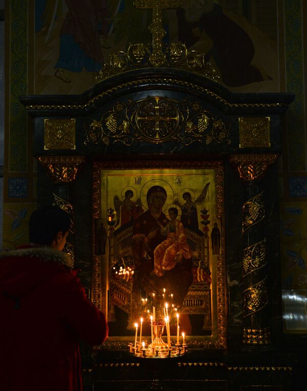 Žena se moli u crkvi na pravoslavni Božić u Jekaterinburgu. - Sputnik Srbija