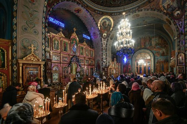 Vernici tokom božićne liturgije u Hramu Petra i Pavla u Simferopolju. - Sputnik Srbija