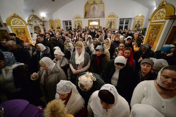 Vernici tokom božićne liturgiji u Crkvi uspenja Majke Božje u Vladivostoku. - Sputnik Srbija
