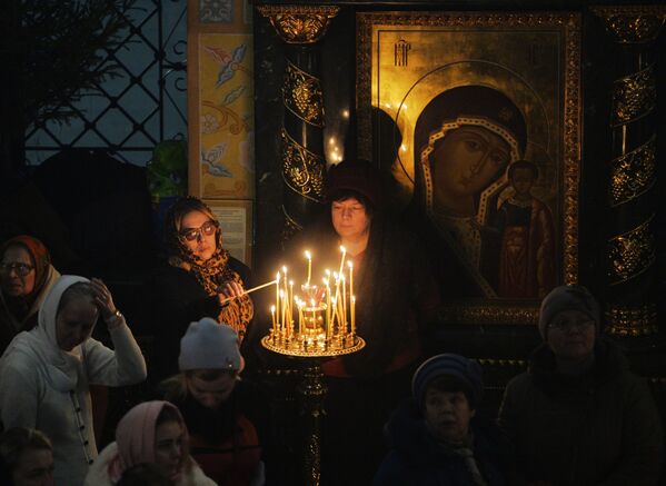 Vernici tokom božićne liturgije u crkvi u Jekaterinburgu. - Sputnik Srbija