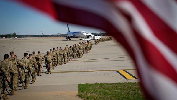 Američki vojnici ukrcavaju se u avion - Sputnik Srbija