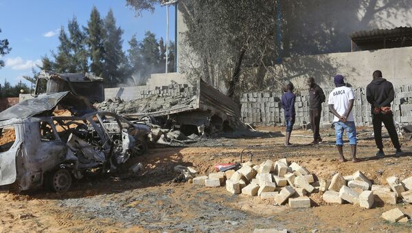 Последице ваздушног напада на фабрику у главном граду Либије Триполију у којем је погинуло неколико особа - Sputnik Србија