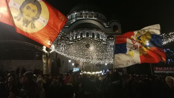 Верници на молебану испред Храма Светог Саве. - Sputnik Србија