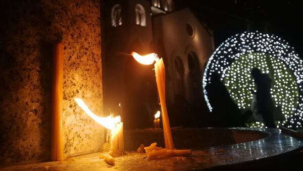 Верници су запалили свеће код Храма Светог Саве. - Sputnik Србија