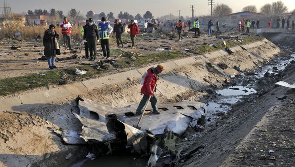 Spasioci na mestu pada ukrajinskog aviona koji se srušio jugozapadno od Teherana u Iranu - Sputnik Srbija