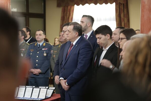 Incko, čemu tužba? Smeni Dodika, ako smeš... Incko, čemu tužba? Smeni Dodika, ako smeš... - Sputnik Srbija